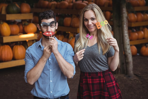 Pareja con máscara de halloween