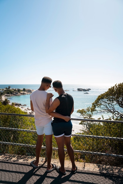 Foto gratuita pareja masculina gay en la playa