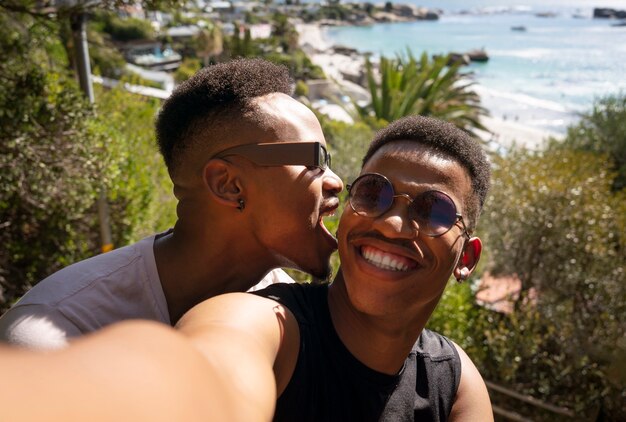 Pareja masculina gay en la playa