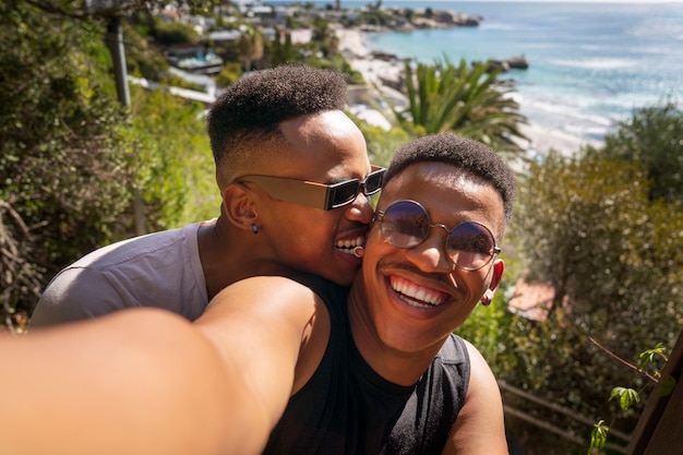 Pareja masculina gay en la playa