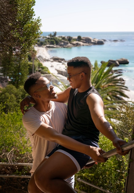 Foto gratuita pareja masculina gay en la playa