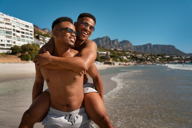 Pareja masculina gay en la playa