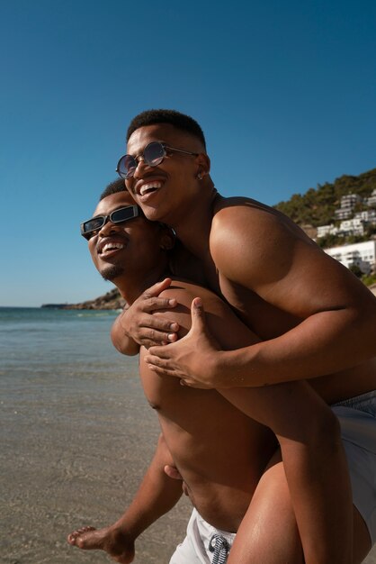 Pareja masculina gay en la playa