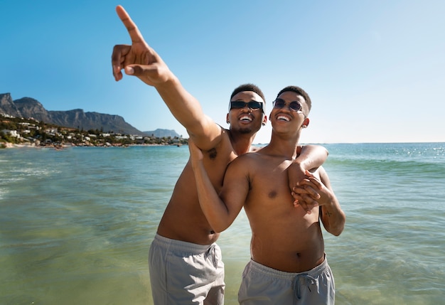 Pareja masculina gay en la playa