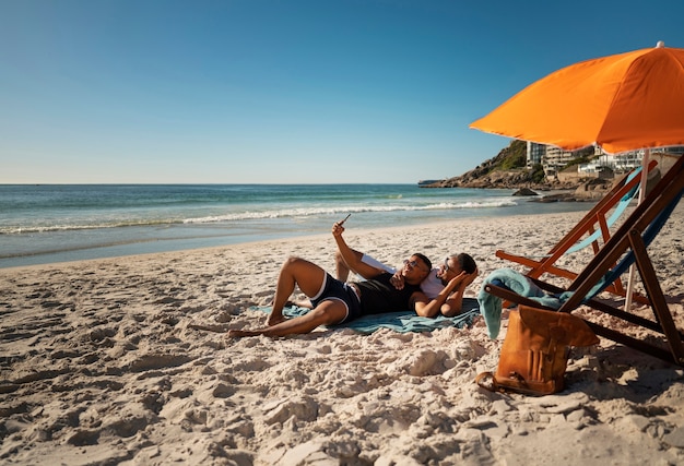 Foto gratuita pareja masculina gay en la playa