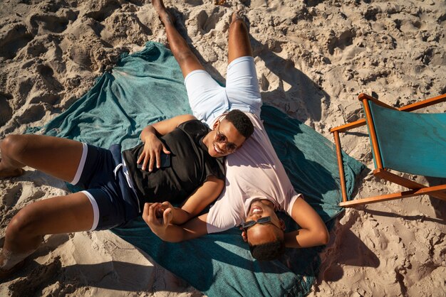 Pareja masculina gay en la playa