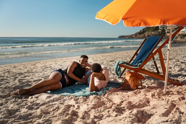 Pareja masculina gay en la playa