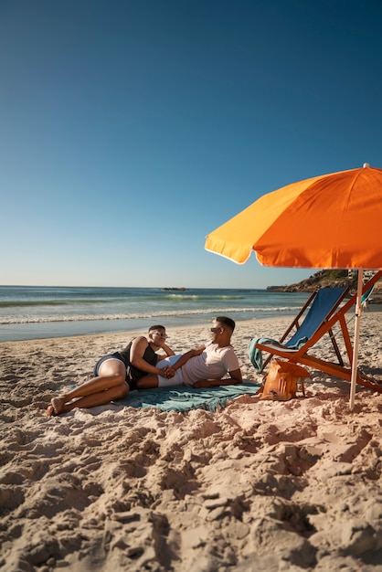 Pareja masculina gay en la playa