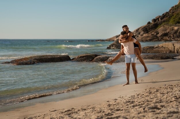 Pareja masculina gay en la playa