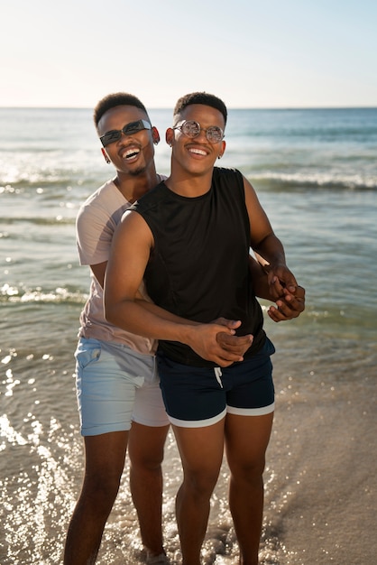 Foto gratuita pareja masculina gay en la playa