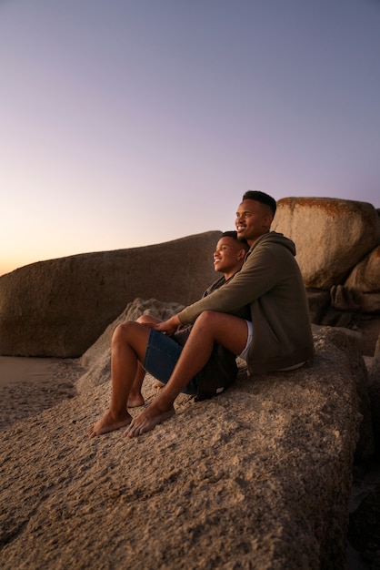 Foto gratuita pareja masculina gay en la playa