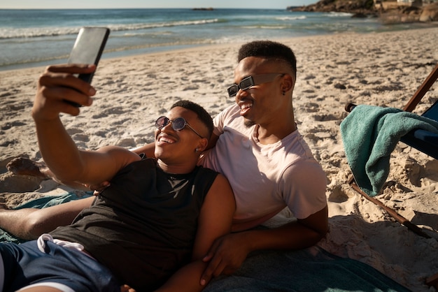 Foto gratuita pareja masculina gay en la playa