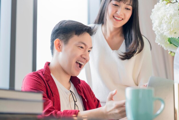 Pareja de matrimonio asiático disfruta de vacaciones de fin de semana con buena conversación y fondo interior de casa de café