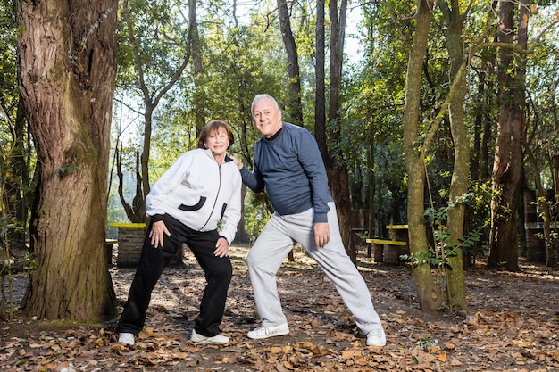 Pareja mayor activa pasando la tarde juntos al aire libre