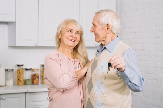 Pareja mayor bailando en cocina