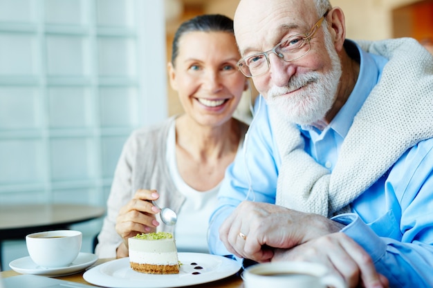 Pareja mayor, en, café