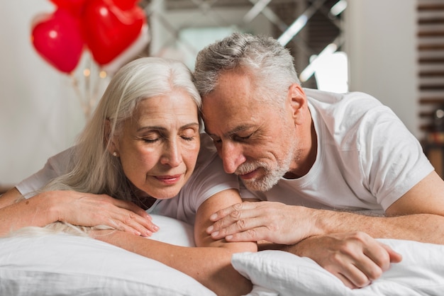 Pareja mayor, en cama, en, día de valentines