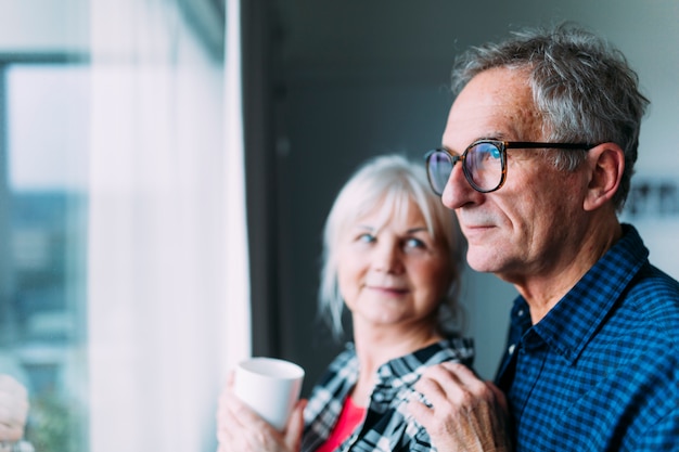 Foto gratuita pareja mayor en casa de ancianos al lado de ventana