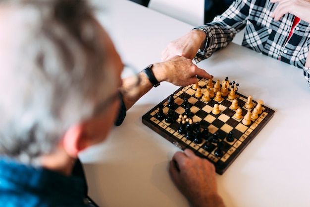 Pareja mayor en casa de ancianos jugando ajedrez