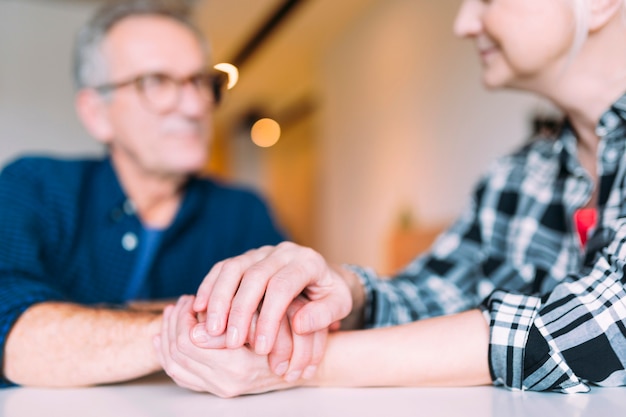 Foto gratuita pareja mayor en casa de ancianos mirándose