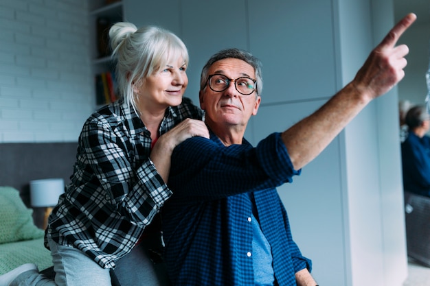 Foto gratuita pareja mayor en casa de ancianos