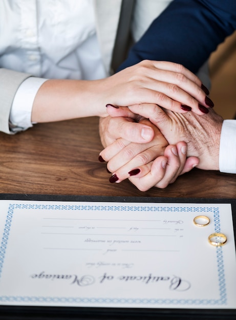 Foto gratuita pareja mayor casada con certificado de matrimonio