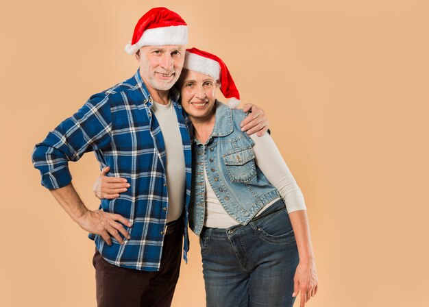 Pareja mayor chula con gorra de navidad