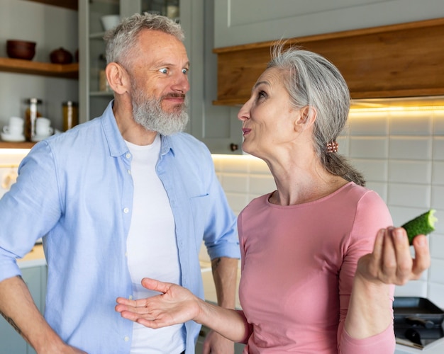 Pareja mayor, en, cocina, tiro medio