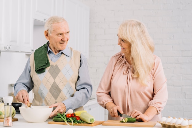 Foto gratuita pareja mayor cocinando en cocina