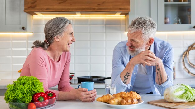 Pareja mayor, con, comida, tiro medio