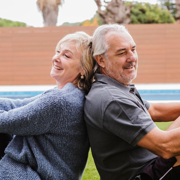 Foto gratuita pareja mayor enamorada en jardín