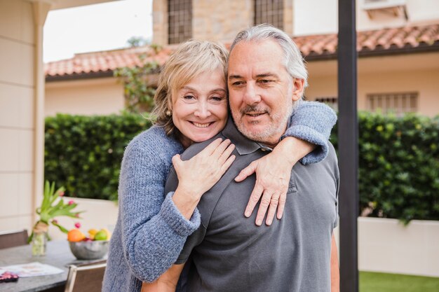 Pareja mayor enamorada en jardín