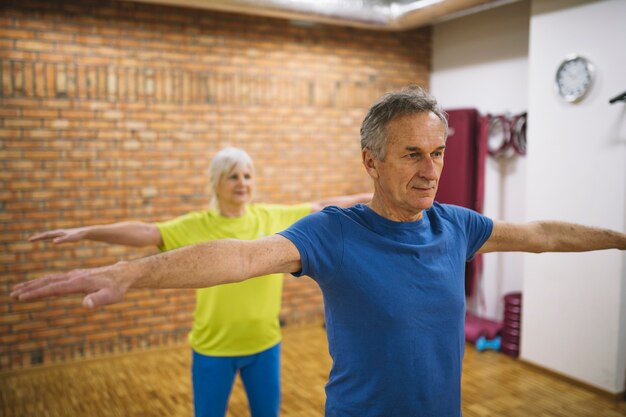 Pareja mayor entrenando en gimnasio