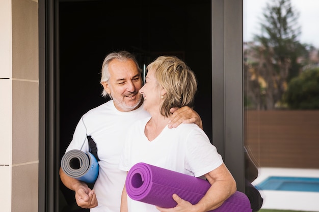 Foto gratuita pareja mayor entrenando en jardín