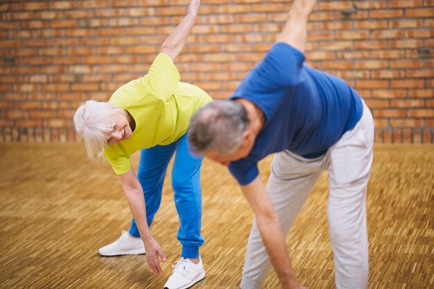 Pareja mayor en gimnasio