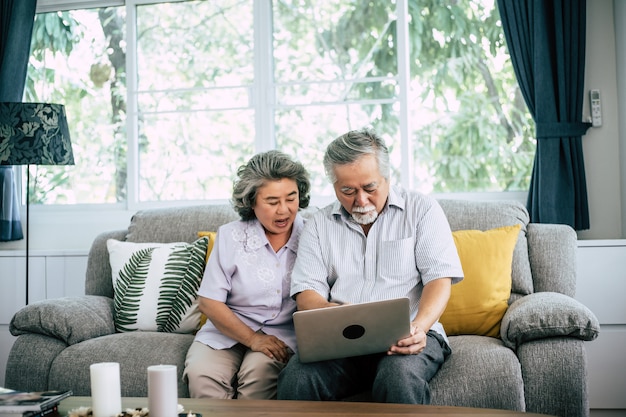 Pareja mayor, hablar, con, computadora de computadora portátil