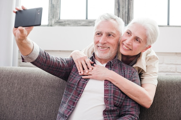 Pareja mayor haciéndose un selfie