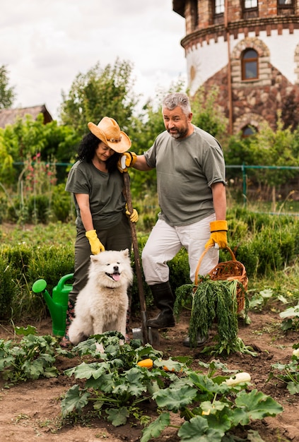 Foto gratuita pareja mayor, en jardín, con, un, perro