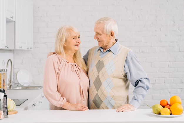 Foto gratuita pareja mayor juntos en cocina