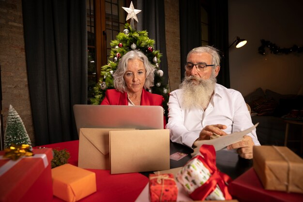 Pareja mayor, juntos, para, navidad