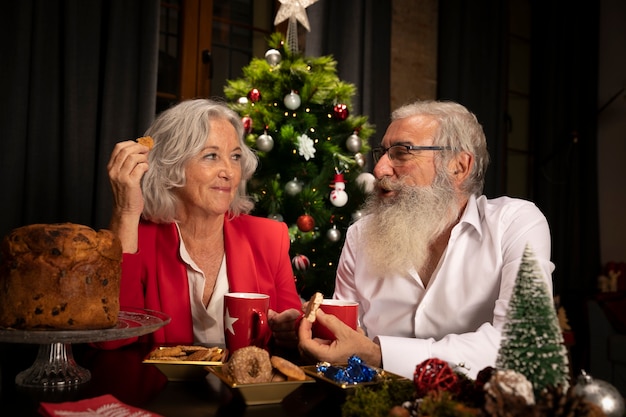 Pareja mayor, juntos, para, navidad