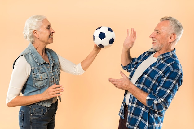 Foto gratuita pareja mayor moderna con pelota