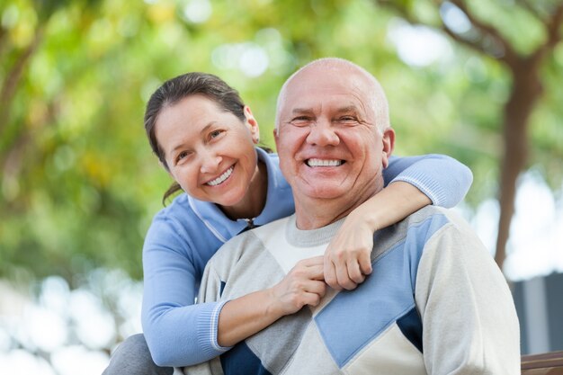 Pareja mayor en el parque