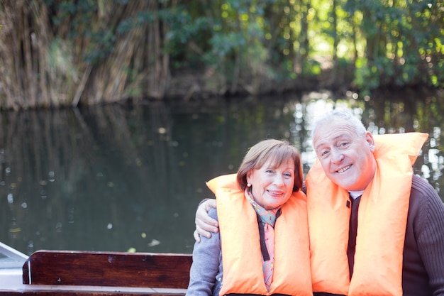 Pareja mayor pasando un buen día en el lago