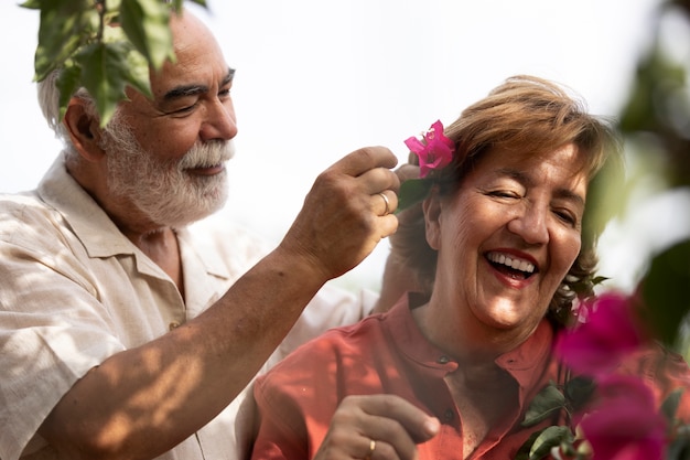 Pareja mayor romántica en su casa de campo con flores