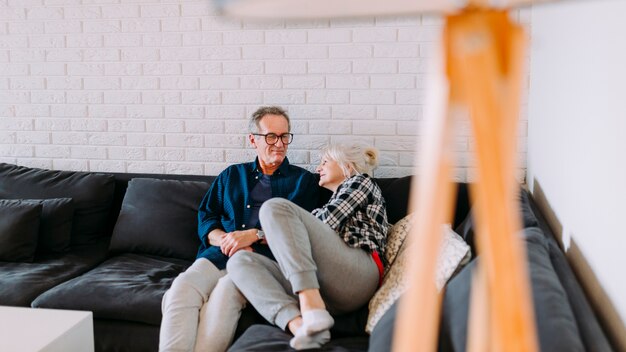 Pareja mayor en sofá en casa de ancianos