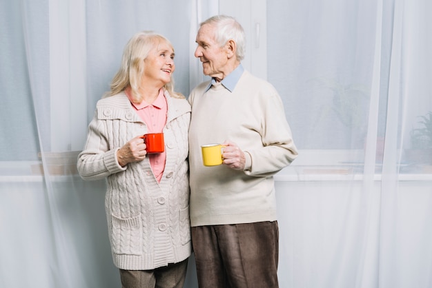 Pareja mayor con tazas de café