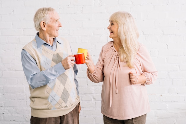 Foto gratuita pareja mayor con tazas