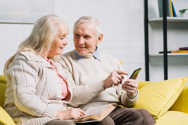 Pareja mayor usando smartphone