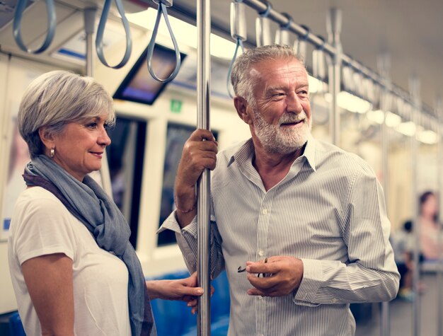 Pareja mayor, viajar, dentro, tren, metro